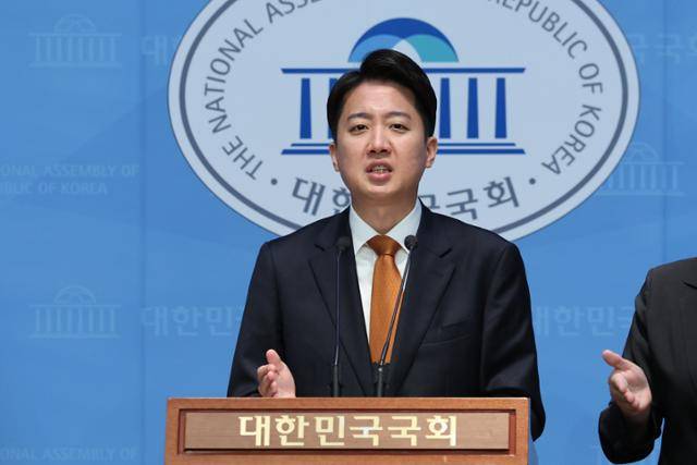 제21대 대통령선거 공식 선거운동 첫날인 12일 이준석 개혁신당 대선 후보가 서울 여의도 국회 소통관에서 선거 구상 발표 기자회견을 하고 있다. 뉴시스