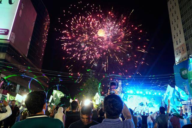 인도와 파키스탄 휴전 이튿날인 11일 파키스탄 라호르에서 승리를 자축하는 불꽃놀이가 진행되고 있다. 라호르=AP 연합뉴스