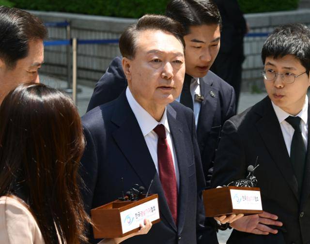 12·3 불법계엄 사태와 관련해 내란 우두머리 혐의 등으로 기소된 윤석열 전 대통령이 12일 서울 서초구 서울중앙지법에서 열린 3차 공판에서 오전 공판을 마치고 법원을 나서고 있다. 뉴스1