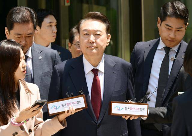 12·3 불법계엄 사태와 관련해 내란 우두머리 혐의 등으로 기소된 윤석열 전 대통령이 12일 서울 서초구 서울중앙지법에서 열린 3차 공판에서 오전 공판을 마치고 법원을 나서고 있다.뉴스1