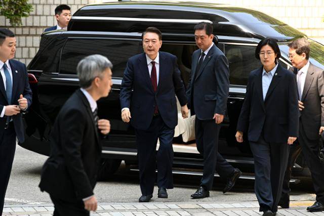 윤석열 전 대통령이 12일 오전 서울 서초구 서울중앙지법에서 열린 내란 우두머리 혐의, 직권남용 권리행사방해 혐의 사건 3차 공판에 출석하고 있다. 사진공동취재단