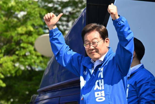 이재명 더불어민주당 대선 후보가 12일 경기 화성시의 한 아파트 단지에서 시민들을 향해 손을 흔들며 지지를 호소하고 있다. 고영권 기자