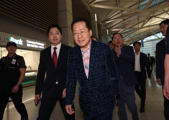 홍준표(가운데) 전 대구시장이 10일 인천국제공항 제1여객터미널을 통해 미국 출국길에 나서고 있다. 뉴시스