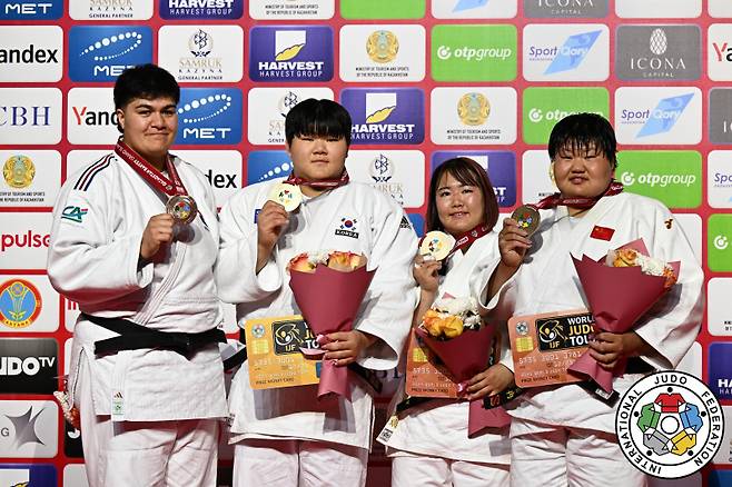 여자 유도 그랜드슬램 +78KG급 금메달을 차지한 이현지(왼쪽에서 두 번째). 사진=국제유도연맹