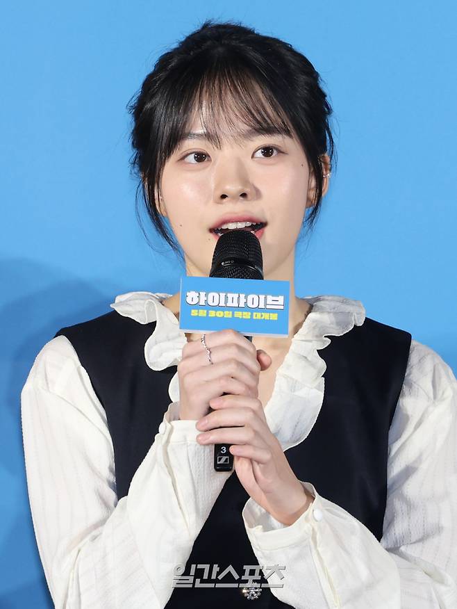 배우 이재인이 12일 오전 서울 광진구 롯데시네마 건대입구점에서 열린 영화 ‘하이파이브’ 제작보고회에서 인사말을 하고 있다. 영화 ‘하이파이브’는 장기이식으로 우연히 각기 다른 초능력을 얻게 된 다섯 명이 그들의 능력을 탐하는 자들과 만나 벌어지는 이야기를 그린 코믹 액션 활극. 오는 30일 개봉. 서병수 기자 qudtn@edaily.co.kr /2025.05.12/