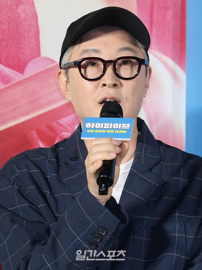 강형철 감독이 12일 오전 서울 광진구 롯데시네마 건대입구점에서 열린 영화 ‘하이파이브’ 제작보고회에서 인사말을 하고 있다. 영화 ‘하이파이브’는 장기이식으로 우연히 각기 다른 초능력을 얻게 된 다섯 명이 그들의 능력을 탐하는 자들과 만나 벌어지는 이야기를 그린 코믹 액션 활극. 오는 30일 개봉. 서병수 기자 qudtn@edaily.co.kr /2025.05.12/