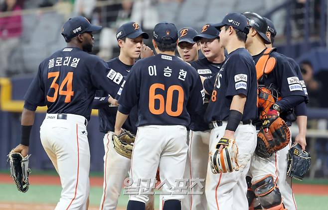 11일 오후 서울 고척스카이돔에서 열린 2025 프로야구 한화 와 키움 경기. 한화가 8-0 승리했다. 경기종료후 선수들이 승리를 기뻐하고 있다. 고척=정시종 기자 capa@edaily.co.kr /2025.05.11.