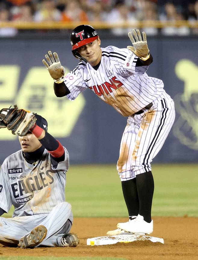 2025 KB0리그 프로야구 LG트윈스와 한화이글스의 경기가 26일 오후 서울 잠실야구장에서 열렸다. 3회말 무사 1루 홍창기 타석 때 1루주자 신민재가 2루 도루에 서성공하고 있다. 비디오판독에도 원심 유지. 잠실=김민규 기자 mgkim1@edaily.co.kr /2025.03.26/