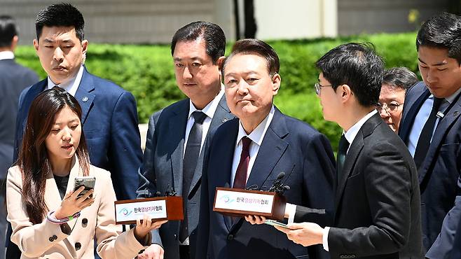 오전 공판 마친 후 법원 나서는 윤석열 전 대통령