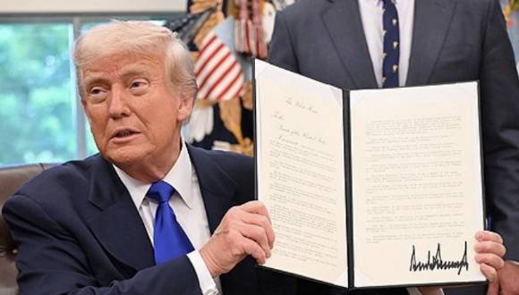 도널드 트럼프 미국 대통령이 5일(현지시간) 백악관에서 보건의료 관련 행정명령에 서명했다. 2025.05.05 [사진=AFP/연합뉴스 제공]