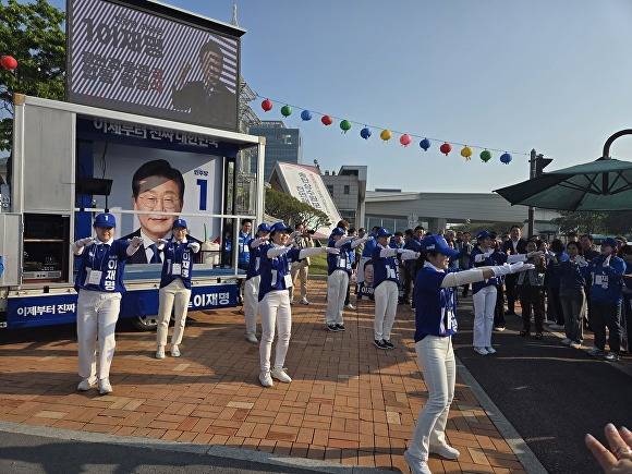12일 더불어민주당 용인 갑을병정 지역위원회 합동출정식에서 선거사무원들이 선거송에 맞춘 율동을 선보이고 있다. [사진=정재수 기자]