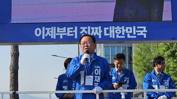 김부겸 민주당 선대위 총괄위원장이 12일 유세를 펼치고 있다 [사진=민주당 대구시당]