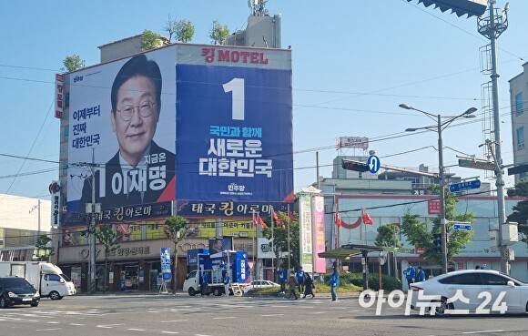 12일 선대위는 충혼탑 참배 후 안동 옥동사거리로 이동해 첫 거리유세에 나서고 있다. [사진=더불어민주당 안동·예천선거대책위원회]