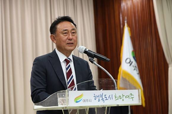 이충우 여주시장이 7일 시청 대회의실에서 열린 5월 월례회의에서 발언하고 있다. [사진=여주시]