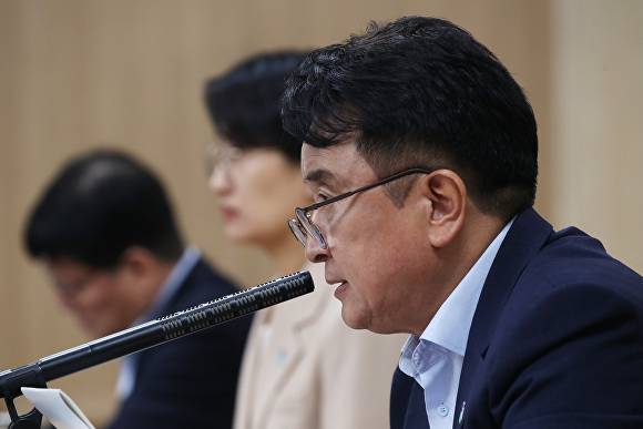 김영환 충북지사가 12일 도청 대회의실에서 열린 확대간부회의에서 ‘철저한 선거 중립’을 강조하고 있다. [사진=충북도]