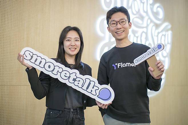 황현지 스모어톡 대표(좌)와 이정민 스모어톡 최고전략책임자(우), 플라멜은 스모어톡이 서비스하고 있는 생성형AI 서비스 이름이다 / 출처=IT동아