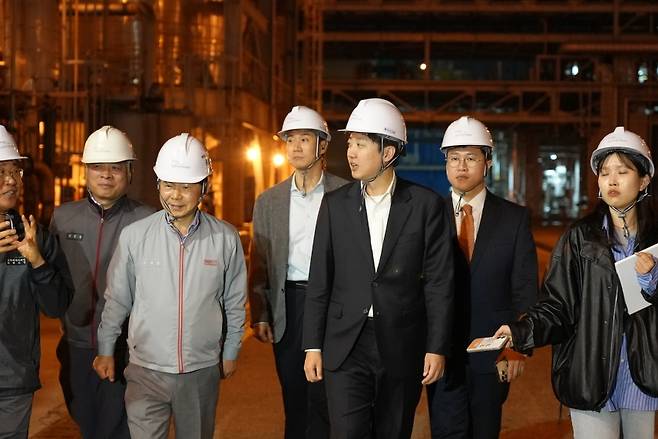 이준석 대선 후보가 12일 새벽 전남 여수 국가산업단지 금호피앤비화학 여수2공장을 둘러보고  있다. (개혁신당)