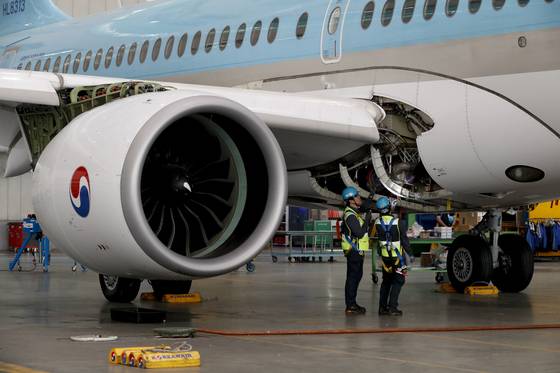 국내 항공업체들이 항공기 유지·보수·정비(MRO) 사업에 본격적으로 뛰어들고 있다. 사진은 서울 강서구 대한항공 정비격납고에서 관계자들이 항공기를 정비하는 모습. [연합뉴스]