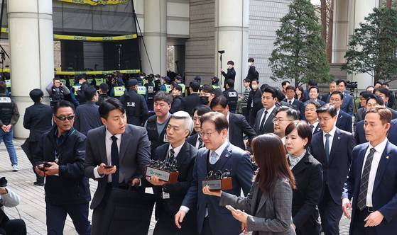 지난 3월 26일 법원에 출석하는 이재명 더불어민주당 후보. 주요 피고인의 주요 사건 기일엔 사전에 정해진 취재기자 2인의 접근을 허용하면서도, 법원 방호인력과 경찰 등 경호인력이 밀착해 동선을 경호한다. 연합뉴스