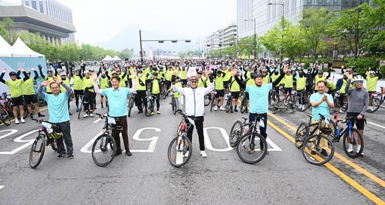 ‘2025 서울자전거대행진’에 참석한 오세훈 서울시장(가운데)이 출발지인 광화문광장에서 참가자들과 기념촬영을 하고 있다. 사진 서울시