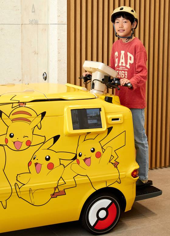 프레시 매니저들이 사용하는 움직이는 냉장 카트 ‘코코’도 직접 탑승해봤다.