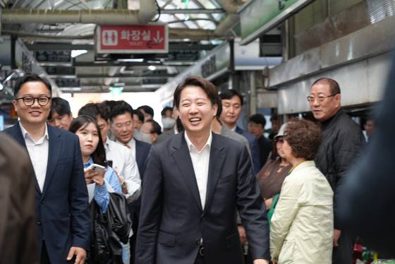 11일 부산 강서구 명지시장을 방문한 이준석 개혁신당 대선후보