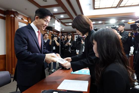 김문수 국민의힘 대선 후보가 11일 오전 경기 과천 중앙선거관리위원회에서 제21대 대통령 선거 후보자 등록 서류를 제출하고 있다. 김성룡 기자