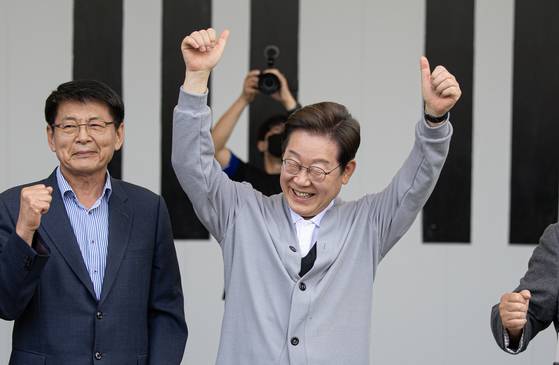 경청투어에 나선 이재명 더불어민주당 대통령 후보가 11일 오후 전남 해남군 군민광장 야외공연장에서 미소를 짓고 있다. 뉴스1