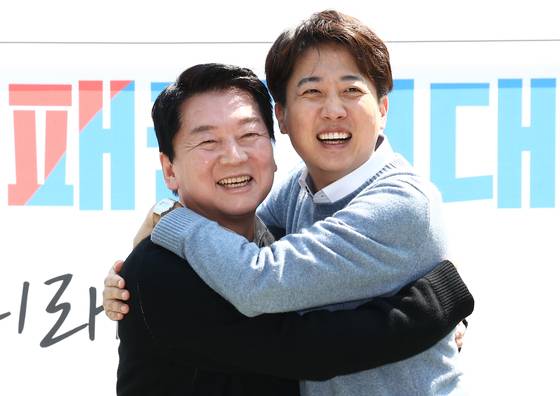 안철수 국민의힘 대선 경선 후보와 이준석 개혁신당 대선 후보가 25일 경기 성남시 판교역 인근 광장에서 열린 '미래를 여는 단비토크, Ai 기술패권시대 대한민국 미래를 말하다'에서 포옹하며 기념촬영을 하고 있다. 뉴스1