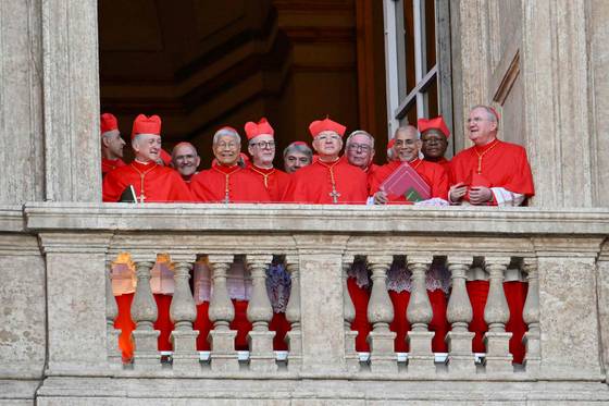 8일(현지시간) 바티칸 성베드로 대성당에 모습을 보인 추기경들. AFP=연합뉴스
