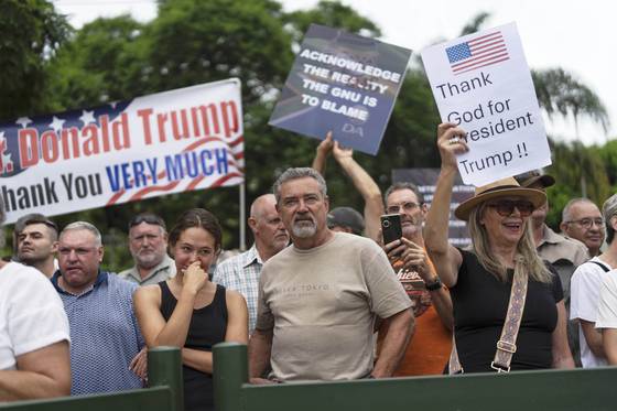 지난 2월 15일(현지시간) 남아프리카공화국 프리토리아에 있는 미국 대사관 앞에서 백인 남아프리카인들이 도널드 트럼프 미국 대통령을 지지하는 시위를 벌이고 있다. AP=연합뉴스