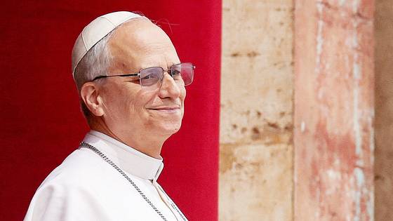 교황 레오 14세가 11일(현지시간) 교황 취임 후 첫 주일을 맞아 삼종기도 시간에 바티칸의 성베드로 대성당 중앙 발코니에 모습을 드러냈다. 로이터=연합뉴스