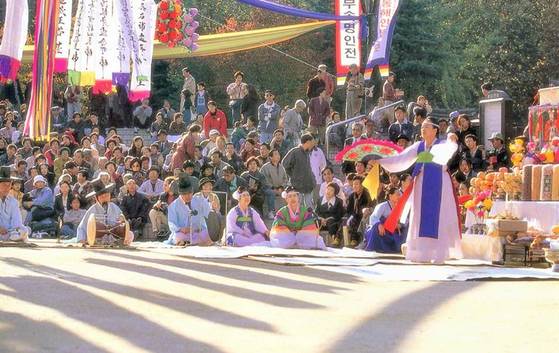 1985년 2월 국가 무형무산으로 지정된 동해안별신굿은 부산에서 동해안에 이르는 어촌 마을의 풍어와 안녕을 기원하는 민간 신앙 의례다. 사진 국가유산청