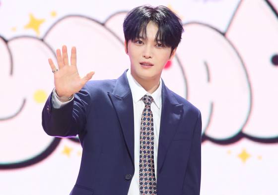 가수 김재중이 지난해 10월 15일 서울 강서구 등촌동 SBS 공개홀에서 열린 그룹 세이마이네임 첫 번째 미니앨범 ‘SAY MY NAME(세이 마이 네임)’ 발매 기념 쇼케이스에서 자신이 직접 제작한 세이마이네임을 응원하고 있다. 뉴스1