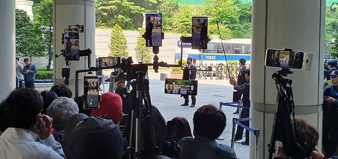 12일 오전 서울중앙지법 서관 앞에 모여든 윤 전 대통령 지지자들. /박성동 기자