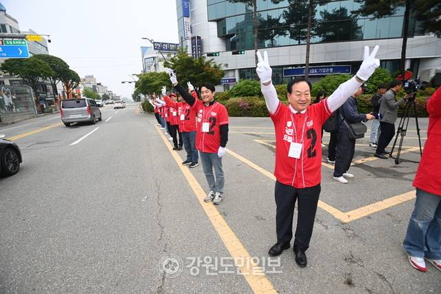 ▲ 제21대 대통령선거 공식 선거운동 첫 날인 12일 춘천 중앙로타리에서 국민의힘 강원도당 당원들과 유세원들이 출근길 유세를 하고 있다. 방도겸 기자