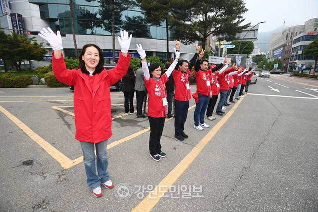 ▲ 제21대 대통령선거 공식 선거운동 첫 날인 12일 춘천 중앙로타리에서 국민의힘 강원도당 당원들과 유세원들이 출근길 유세를 하고 있다. 방도겸 기자