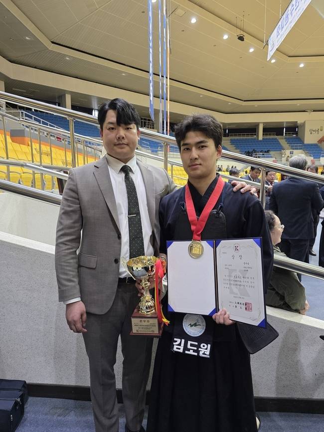 ▲ 인제 원통고(교장 배정희) 검도부가 지난 8일부터 11일까지 전라북도 익산시에서 열린 ‘제47회 대통령기 전국검도선수권대회’ 개인전·단체전에서 모두 입상하며 전국 검도 명문의 위상을 재확인했다. 김도원 선수(3학년)는 고등부 개인전에서 준우승을 차지했다.