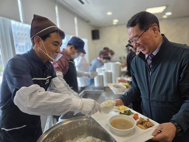 ▲ 김진태 도지사가 12일 가정의 달을 맞아 춘천남부노인복지관(관장 김소영)에 방문해 배식 봉사에 참여했다.