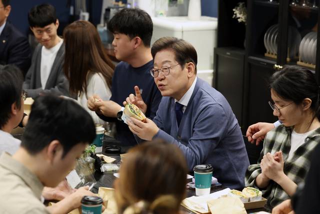 ▲ 더불어민주당 이재명 대선 후보가 12일 경기 성남시 분당구 판교역 인근 미팅룸에서 열린 IT 개발자들과의 ‘K-혁신’ 브라운백 미팅에서 대화하고 있다. 연합뉴스