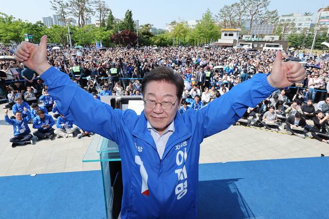 ▲ 더불어민주당 이재명 대선 후보가 6·3 대통령선거 공식 선거운동 첫날인 12일 경기 화성시 동탄 센트럴파크 음악분수중앙광장 유세장에서 시민들에게 인사하며 엄지손가락을 치켜들고 있다. 연합뉴스