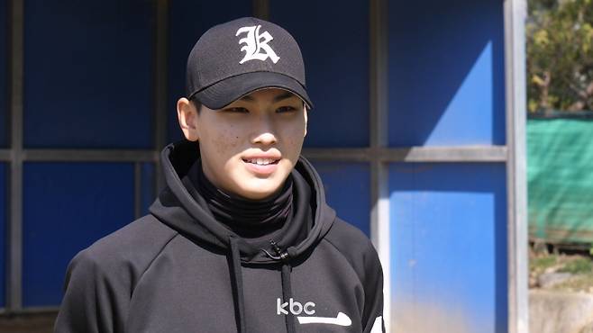 ▲ KBC 취재진과 인터뷰하는 김성준