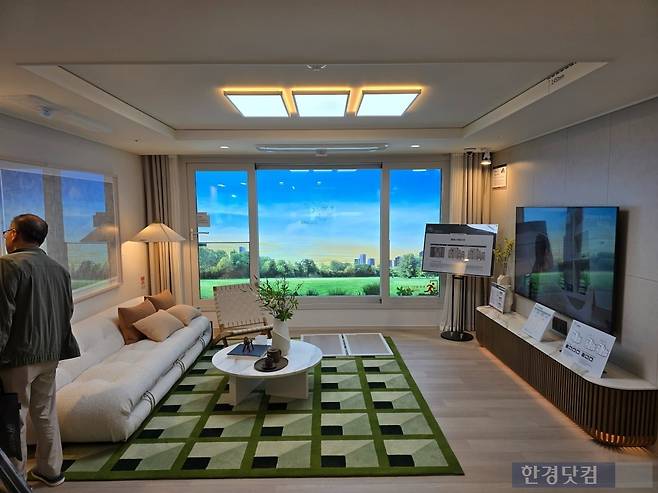 서울 구로구 고척동 '고척 푸르지오 힐스테이트' 전용면적 84㎡ 유닛 거실 모습 사진=이송렬 기자.