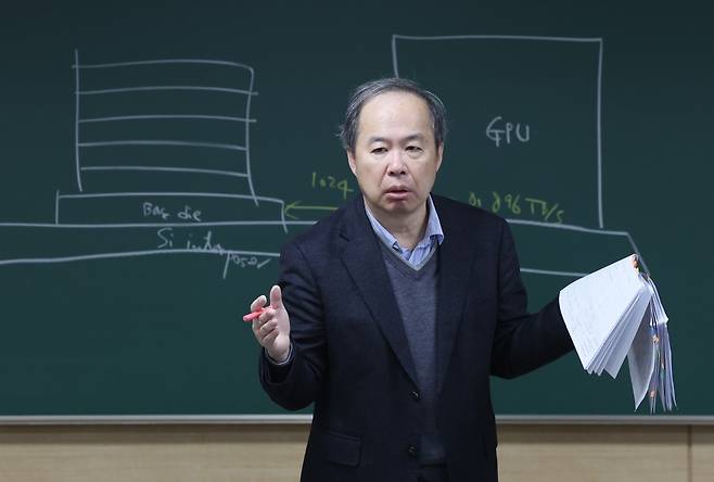 김정호 카이스트 전기및전자공학부 교수가 10일 대전 유성구 KAIST 강의실에서 ‘EMI/EMC 해석 및 설계’ 수업을 하며 AI 트랜스포머 모델과 AI 모델 아키텍쳐 구성요소에 대해 설명하고 있다. 25.3.10 /이솔 기자