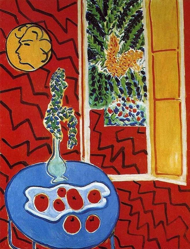 붉은 실내, 푸른 탁자 위의 정물(1947). 말년에 그가 붓을 완전히 놓은 것은 아니었다. 작품 안의 검정 지그재그 무늬는 그림에 활기를 불어넣는다. 종이 오리기의 구성에서 익힌 원리를 유화에 적용한 듯한 이 작품에서는 삶의 기쁨이 찬란하게 빛난다. /노르트라인-베스트팔렌 미술관