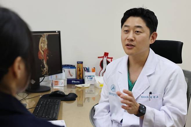서울아산병원 혈관외과 권준교 교수가 심혈관질환 환자를 진료하고 있다