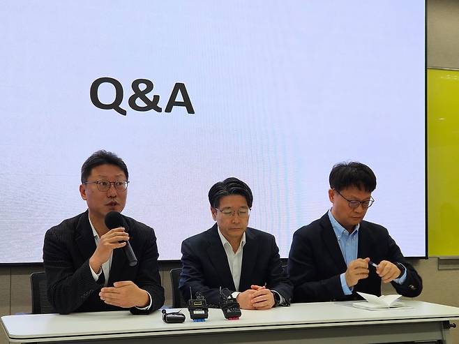 SK텔레콤 김희섭 PR실장(왼쪽부터), 임봉호 SK텔레콤 MNO 사업부장, 류정환 SK텔레콤 인프라전략기술센터담당(부사장)이 12일 오전 삼화빌딩에서 열린 '일일 브리핑'에 참석해 질의응답을 하고 있다. 사진=박수빈 기자