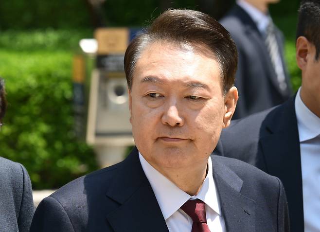 12·3 비상계엄 사태와 관련해 내란 우두머리 혐의 등으로 기소된 윤석열 전 대통령이 12일 서울 서초구 서울중앙지방법원에서 열린 3차 공판에서 오전 공판을 마치고 법원을 나서는 모습. /사진=뉴스1
