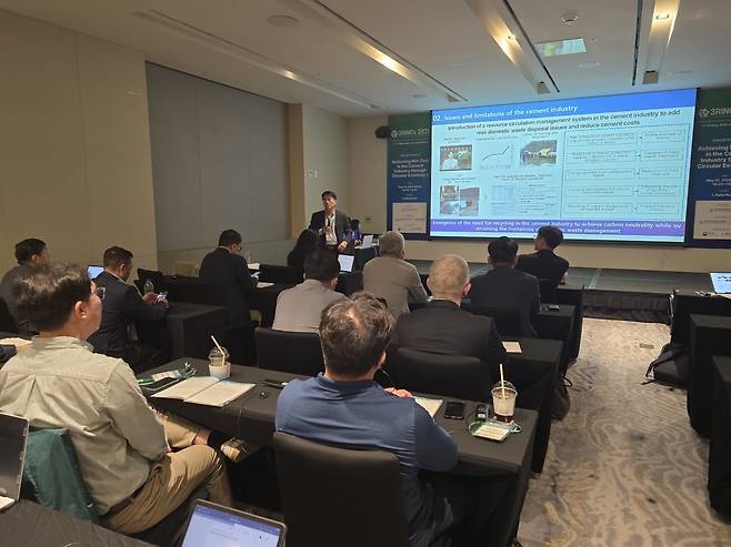 배재근 한국과학기술대 교수가 12일 제주 신화월드 한라룸에서 열린 '3RINCs 국제학술대회'에서 '시멘트산업에서 대체 연료를 활용한 염소 바이패스 분진 재활용 전략'에 대해 발표하고 있다. 은정진 기자