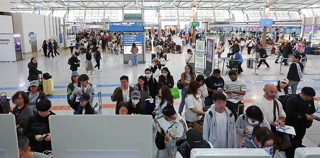 천국제공항 제1여객터미널 출국장이 여행객들로 붐비고 있다. 사진=연합뉴스